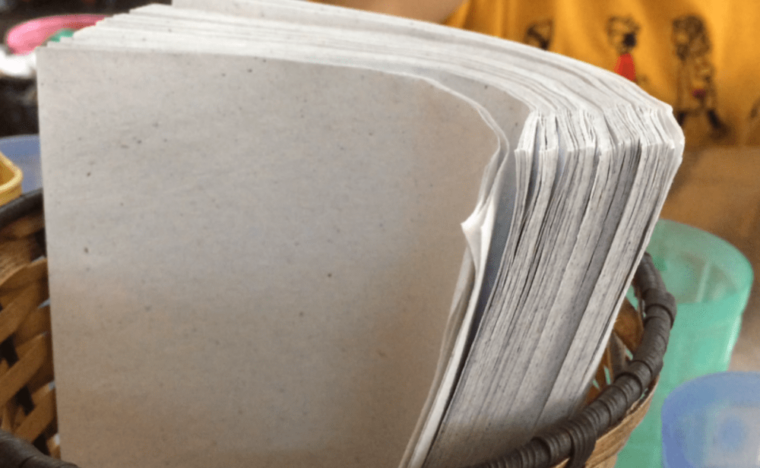 Nguồn gốc của mủn, bụi giấy ăn